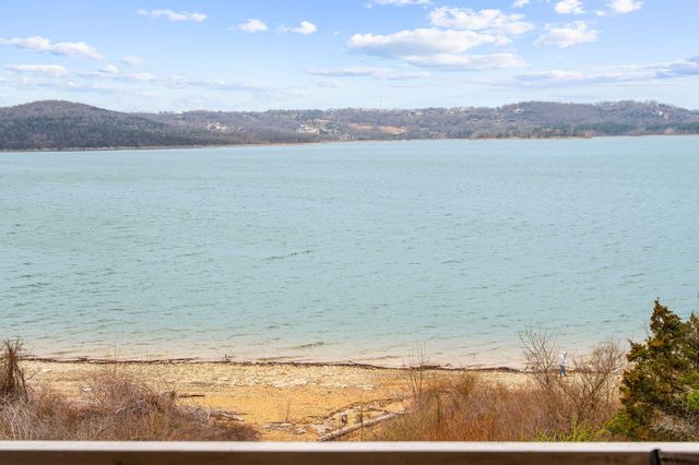 700 Emerald Pointe Drive 302, Hollister, MO 65672