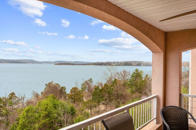 700 Emerald Pointe Drive 302, Hollister, MO 65672