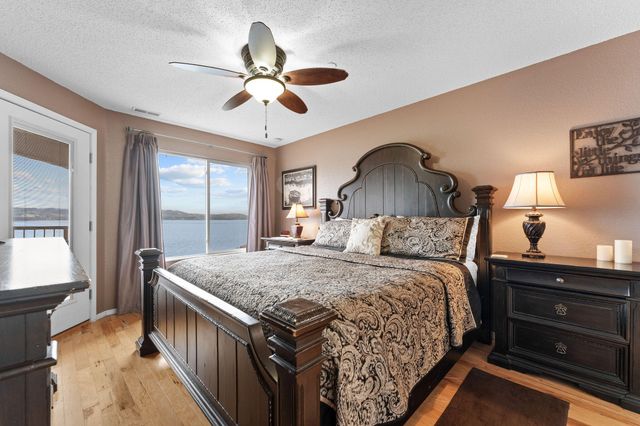 700 Emerald Pointe Drive 302, Hollister, MO 65672