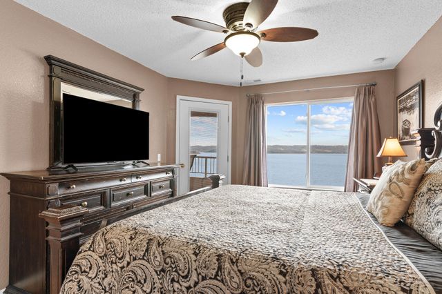 700 Emerald Pointe Drive 302, Hollister, MO 65672