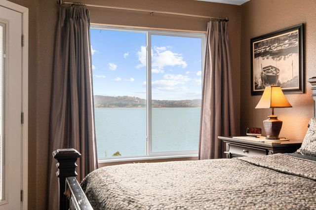 700 Emerald Pointe Drive 302, Hollister, MO 65672