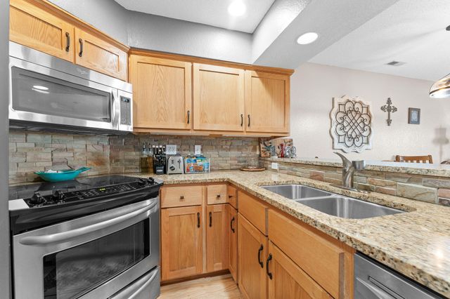 700 Emerald Pointe Drive 302, Hollister, MO 65672