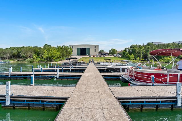 700 Emerald Pointe Drive 302, Hollister, MO 65672