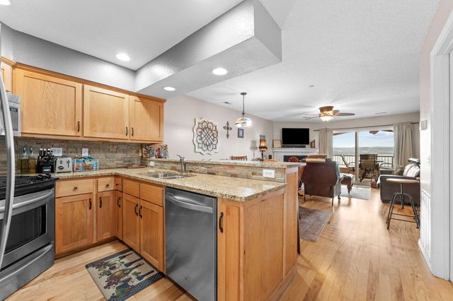 700 Emerald Pointe Drive 302, Hollister, MO 65672