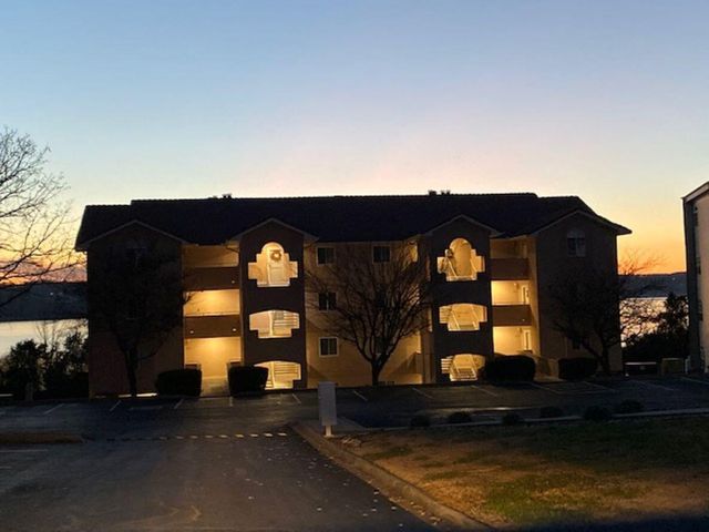 700 Emerald Pointe Drive 302, Hollister, MO 65672