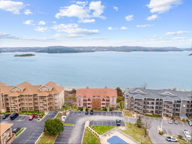 700 Emerald Pointe Drive 302, Hollister, MO 65672