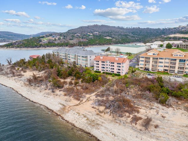 700 Emerald Pointe Drive 302, Hollister, MO 65672