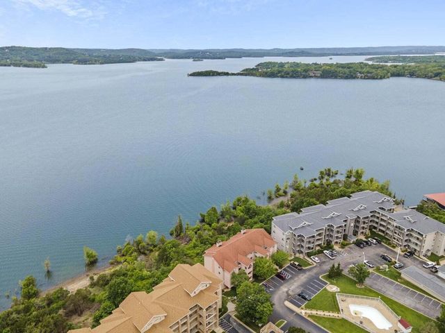 700 Emerald Pointe Drive 302, Hollister, MO 65672