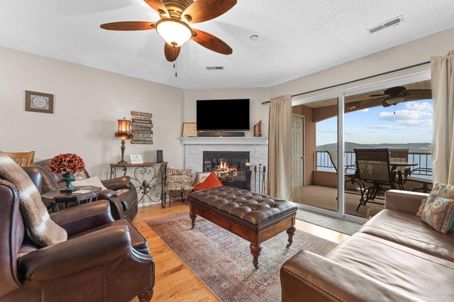 700 Emerald Pointe Drive 302, Hollister, MO 65672