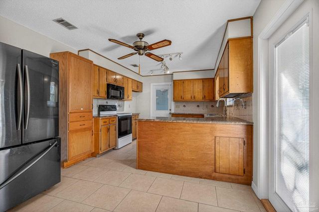 2933 Breckenridge Dr, Pensacola, FL 32526