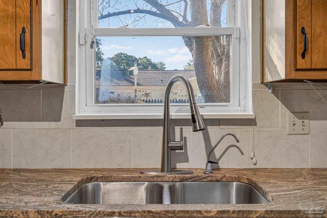 2933 Breckenridge Dr, Pensacola, FL 32526