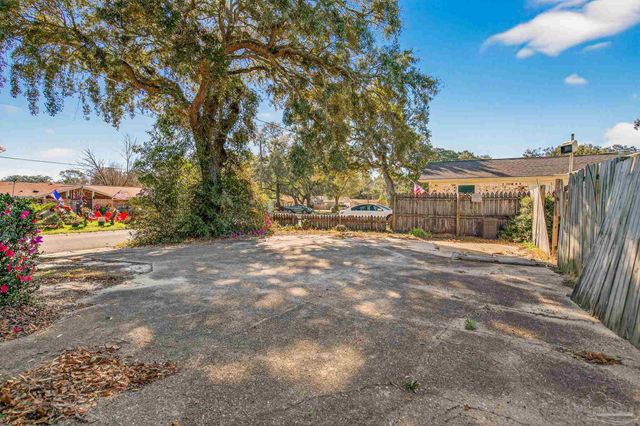 2933 Breckenridge Dr, Pensacola, FL 32526