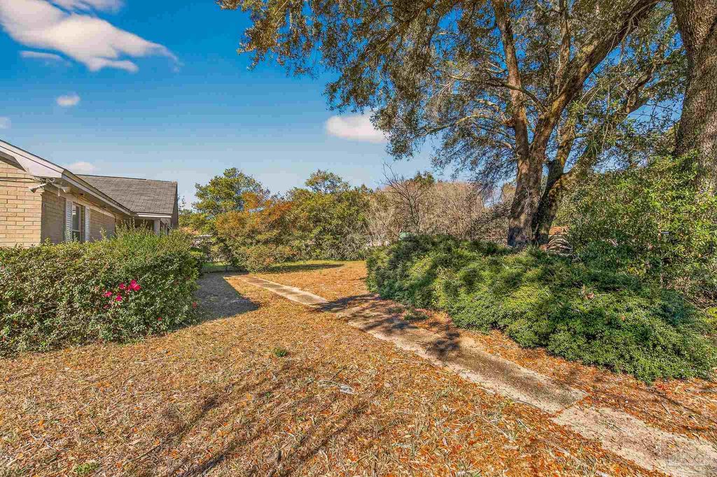 2933 Breckenridge Dr, Pensacola, FL 32526