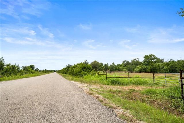 288 Charcoal Road, Waelder, TX 78959