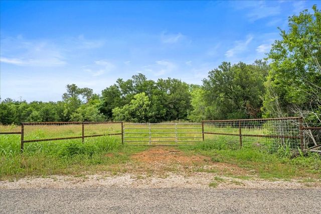 288 Charcoal Road, Waelder, TX 78959