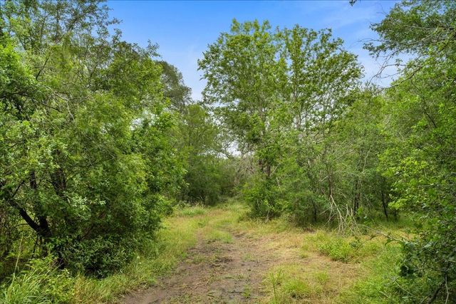 288 Charcoal Road, Waelder, TX 78959