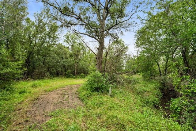 288 Charcoal Road, Waelder, TX 78959