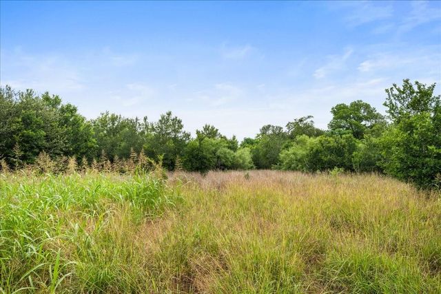 288 Charcoal Road, Waelder, TX 78959