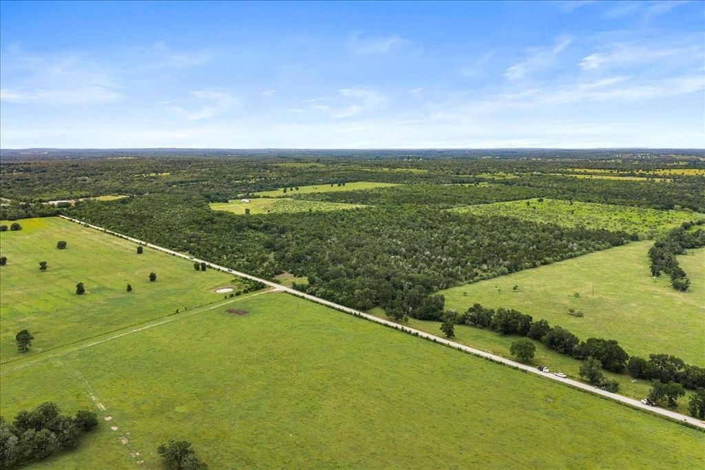 288 Charcoal Road, Waelder, TX 78959