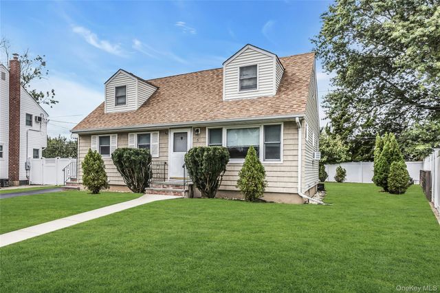 5 Plover Lane, Hicksville, NY 11801
