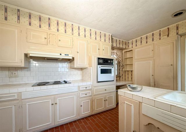 1816 Huntington Avenue, Nichols Hills, OK 73116