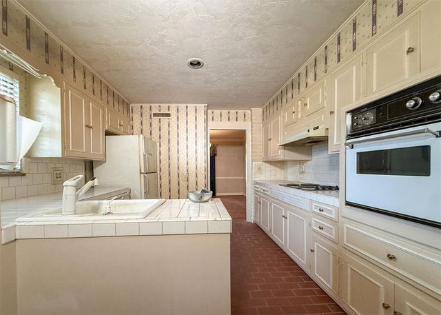 1816 Huntington Avenue, Nichols Hills, OK 73116