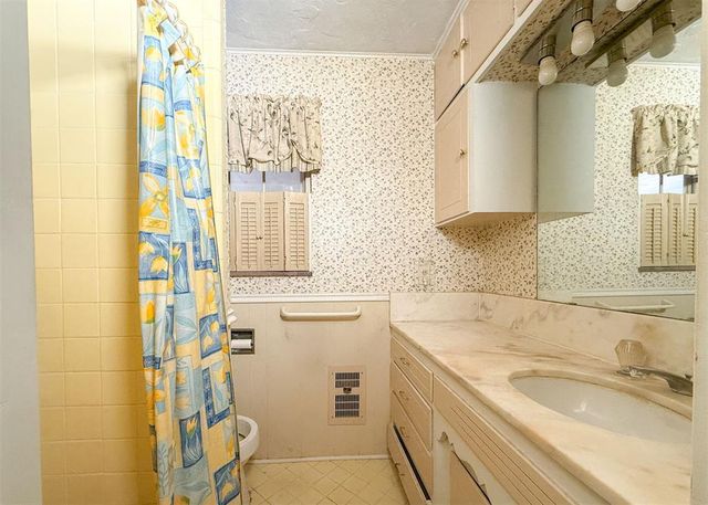 1816 Huntington Avenue, Nichols Hills, OK 73116