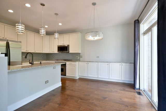 982 Indigo Court, Hanover Park, IL 60133