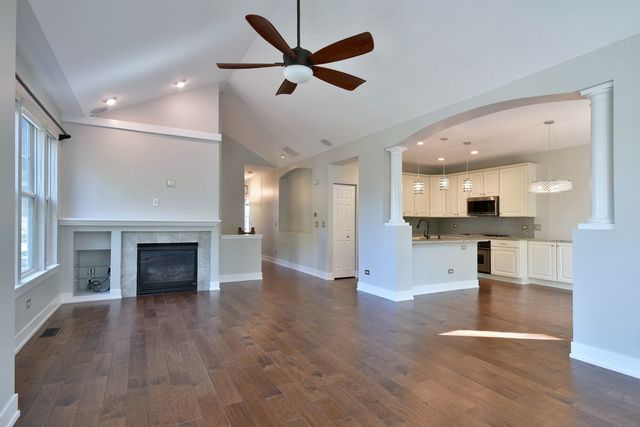 982 Indigo Court, Hanover Park, IL 60133