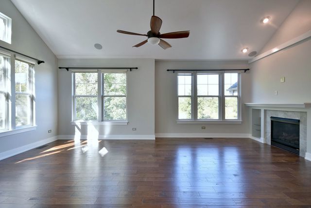 982 Indigo Court, Hanover Park, IL 60133