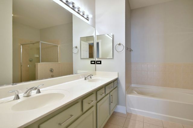 982 Indigo Court, Hanover Park, IL 60133