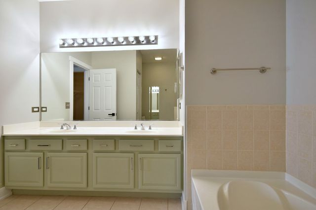 982 Indigo Court, Hanover Park, IL 60133