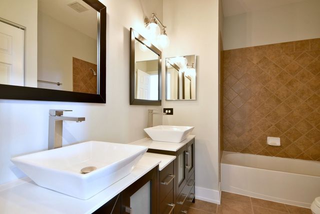 982 Indigo Court, Hanover Park, IL 60133