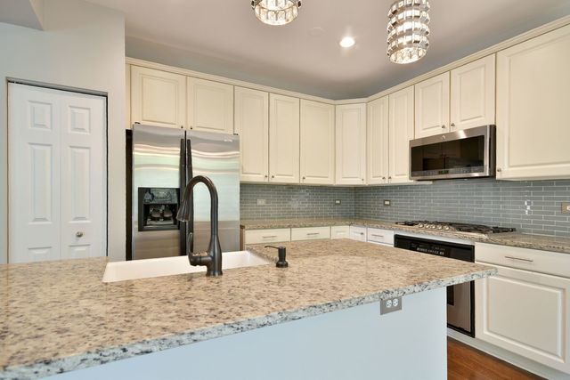 982 Indigo Court, Hanover Park, IL 60133