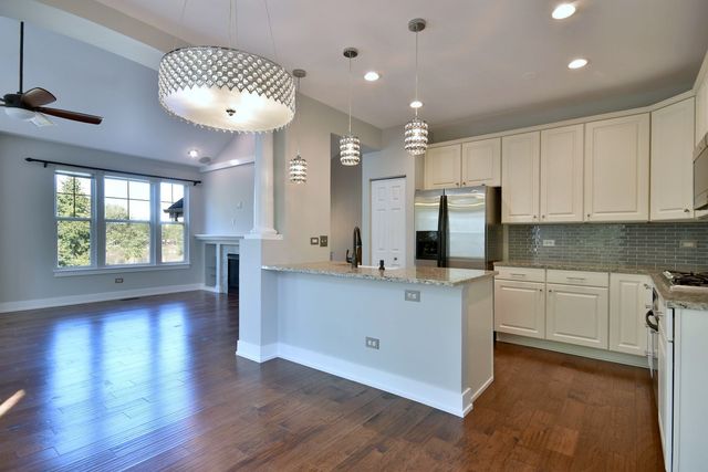 982 Indigo Court, Hanover Park, IL 60133