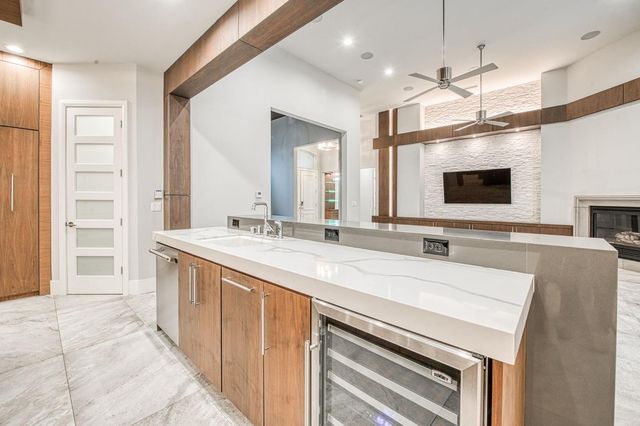 1553 E Golden Valley Way, Fresno, CA 93730