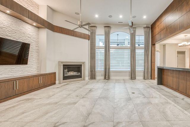 1553 E Golden Valley Way, Fresno, CA 93730