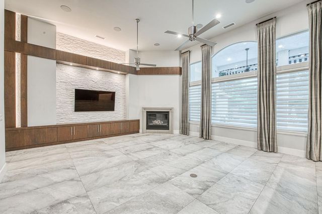 1553 E Golden Valley Way, Fresno, CA 93730