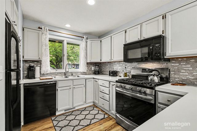 886 Harvest Drive, Holland, MI 49423