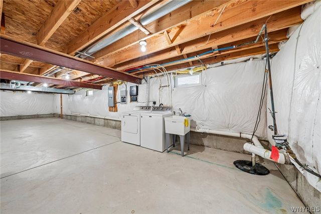 71 Carla Lane, West Seneca, NY 14224