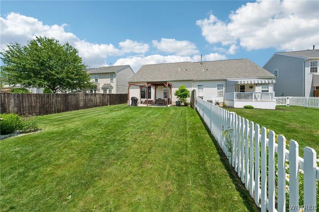 71 Carla Lane, West Seneca, NY 14224