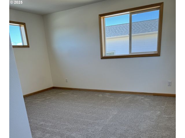 735 ST CHARLES St, Eugene, OR 97402