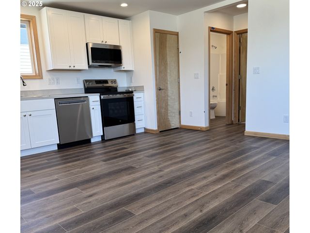 735 ST CHARLES St, Eugene, OR 97402