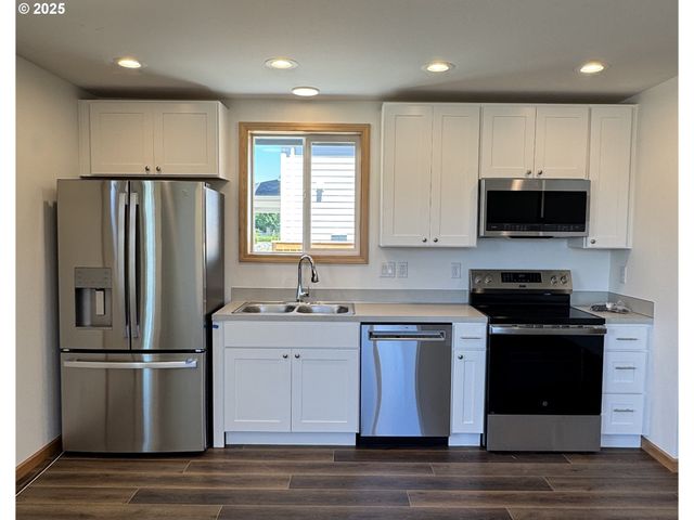 735 ST CHARLES St, Eugene, OR 97402