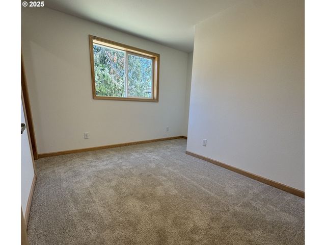 735 ST CHARLES St, Eugene, OR 97402