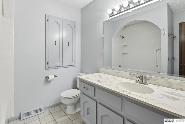 14227 Poppleton Circle, Omaha, NE 68144