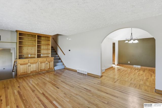 14227 Poppleton Circle, Omaha, NE 68144