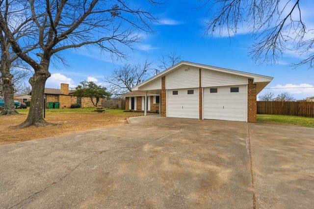 1204 Zahara Street, Bowie, TX 76230