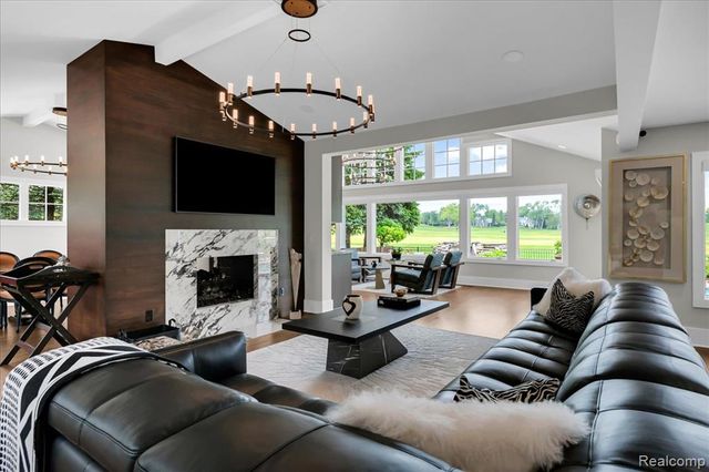 3816 W Maple Road, Bloomfield Hills, MI 48301