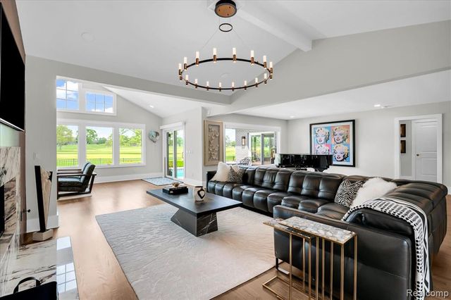 3816 W Maple Road, Bloomfield Hills, MI 48301